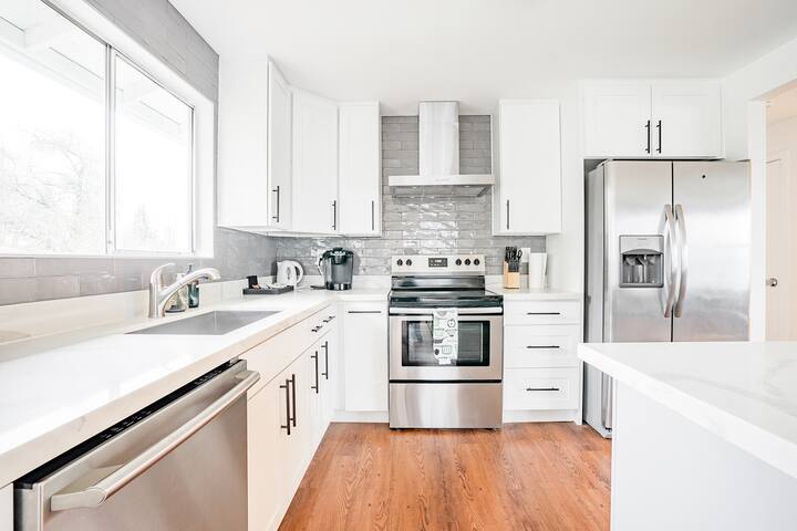 Charming 6BR Farmhouse Escape w/ Downtown Access gallery image 4