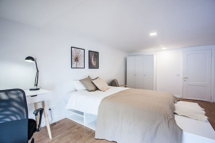 Bright 4-bedroom Apartment Riga gallery image 5