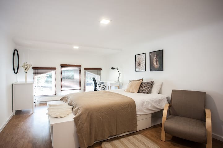 Bright 4-bedroom Apartment Riga gallery image 4