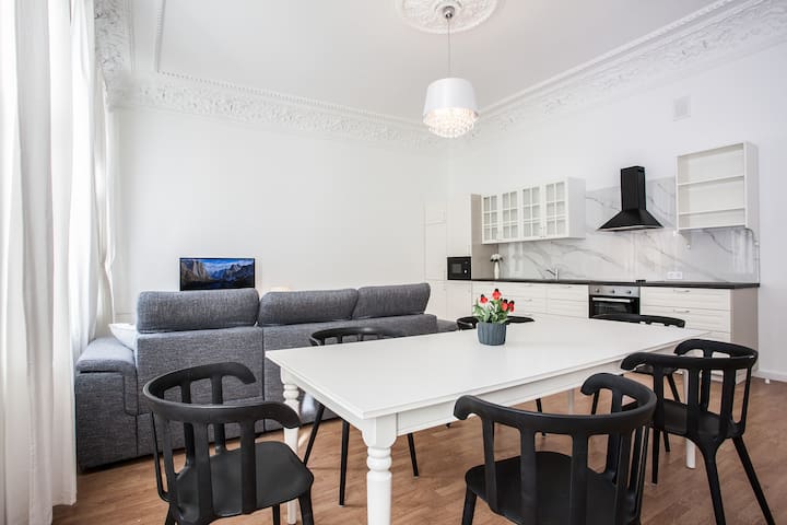 Bright 4-bedroom Apartment Riga gallery image 2