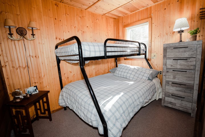 Camas individuales sobre literas completas con nuevos colchones de espuma viscoelástica 