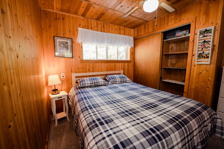 Cama tamaño queen nueva con funda con la parte superior acolchada