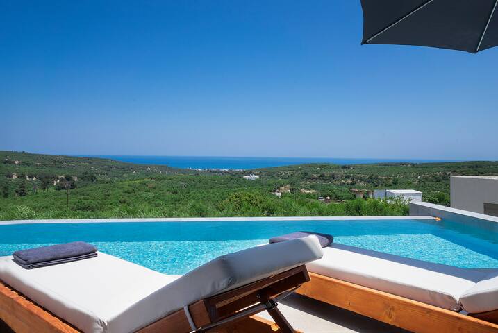 Etheria Villa, 4 BD, 3 BA, private pool, sea view!
