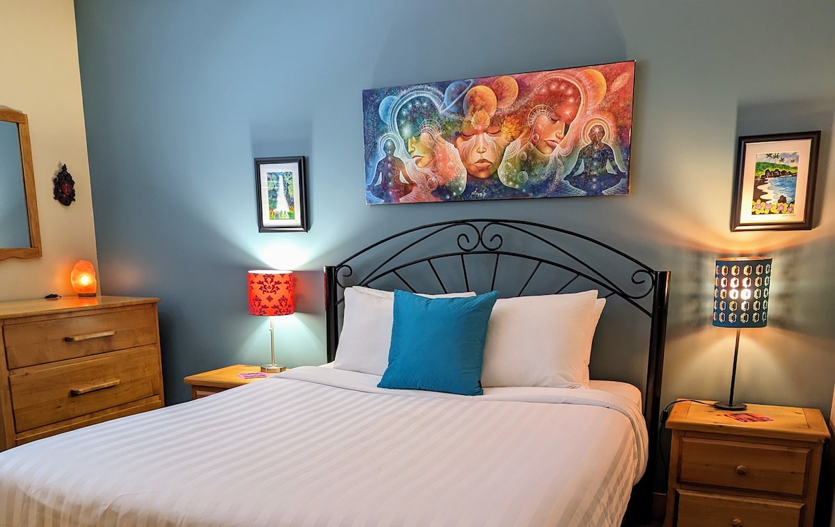 Апартамент на приземния етаж: основната спалня има двойно легло и нова баня и тоалетна. 