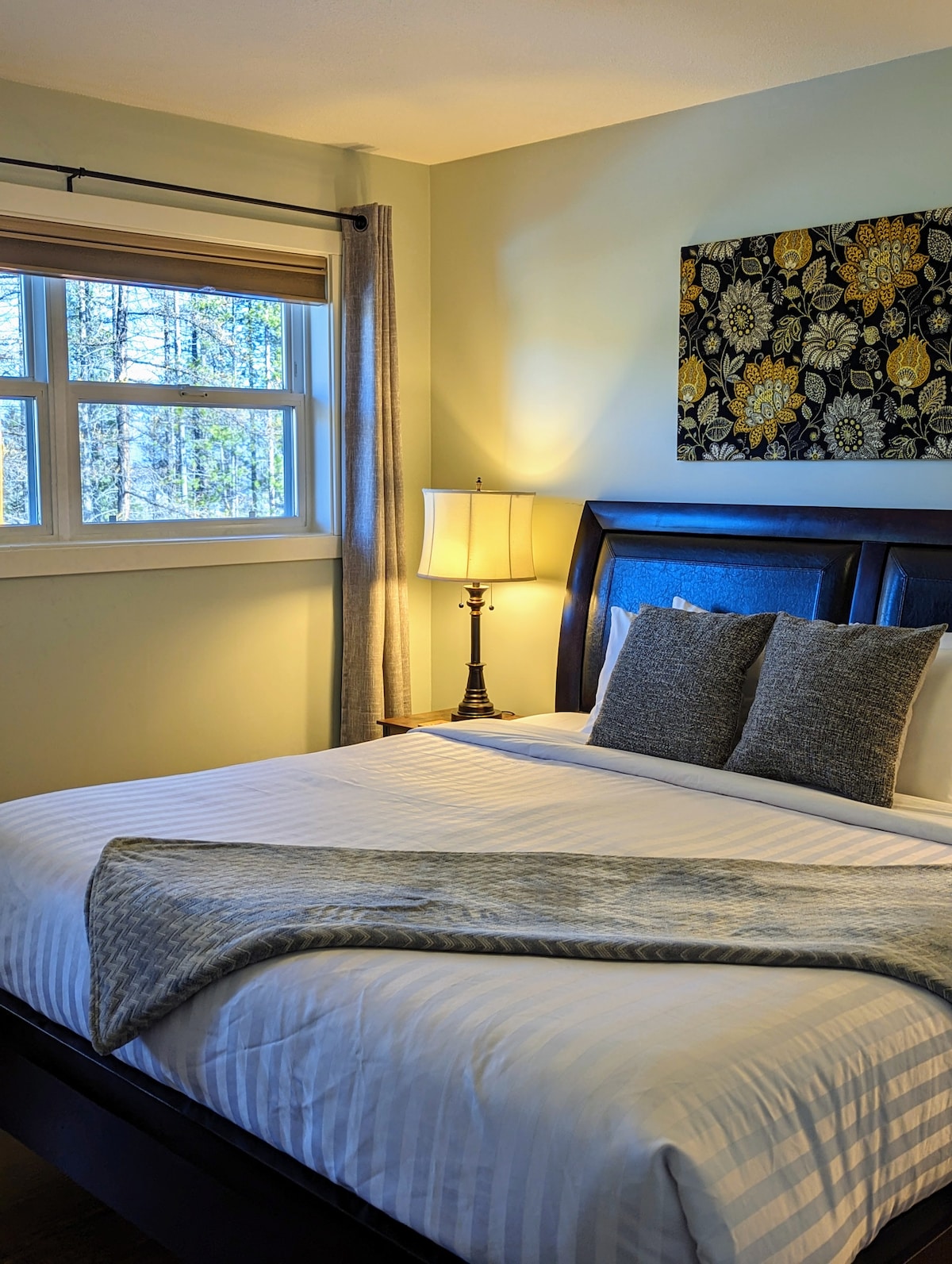 Основен етаж на горното помещение: разполага с голяма родителска спалня със суперголямо двойно легло , напълно самостоятелен санитарен възел, дрешник и достъп до верандата.