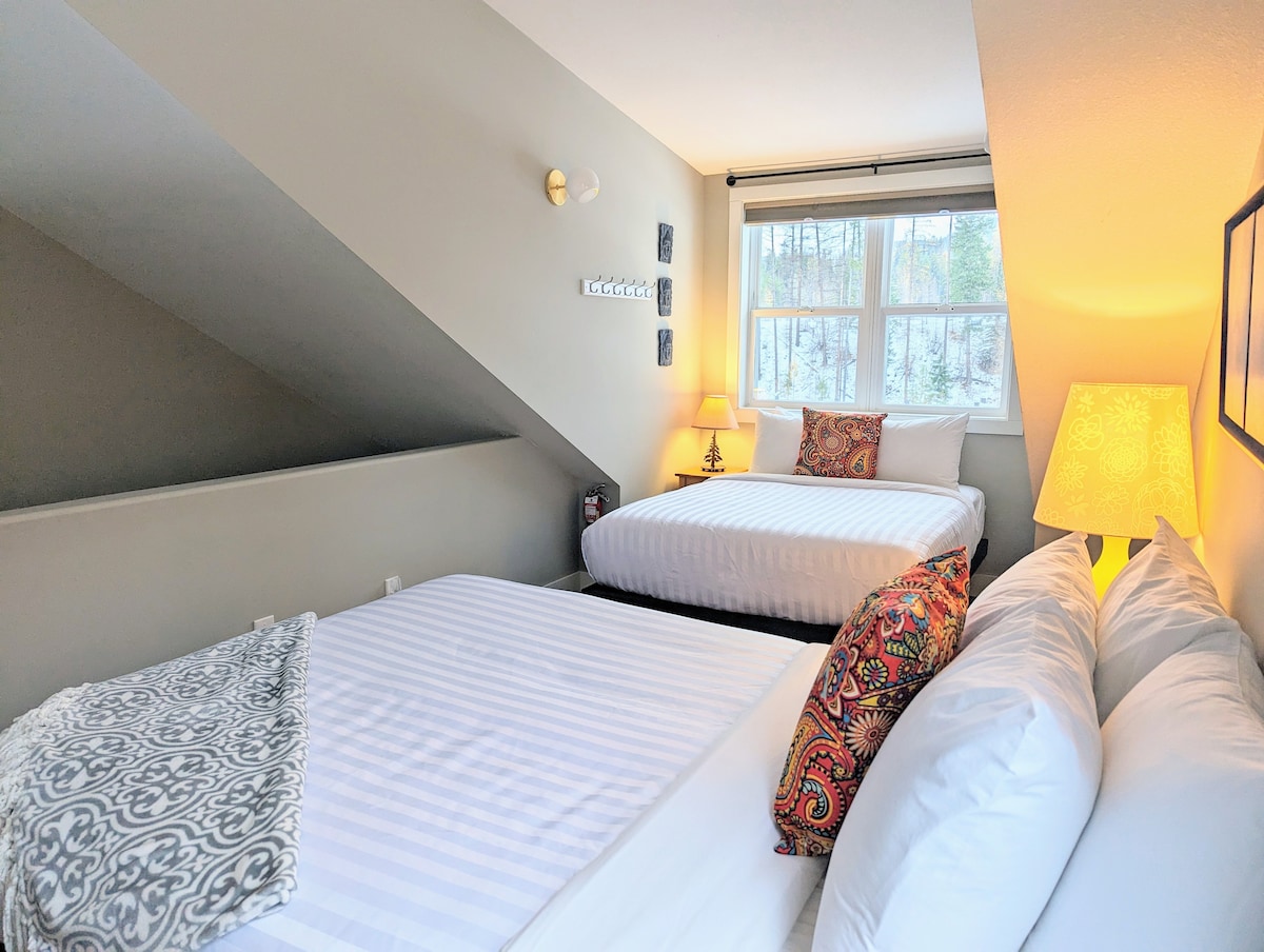 Лофт на горното помещение: насладете се на зашеметяваща гледка към планината Кимбърли Алпайн Ризорт от горния лофт, докато четете книга на едно от двойните легла