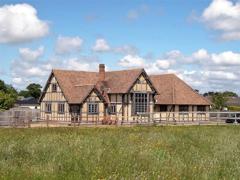 Fletchers Hall, Hot tub, pool.