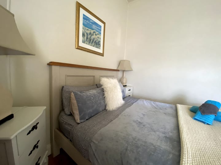 Dhomë gjumi dopio "queen" me banjën ngjitur