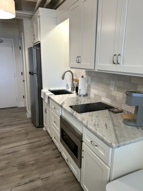 Top performing Airbnb: Downtown Athens studio apartment in Athens Clarke County Unified Government (Balance)