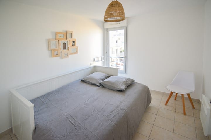 Chumba chenye kitanda kizuri cha sofa mwaka 140