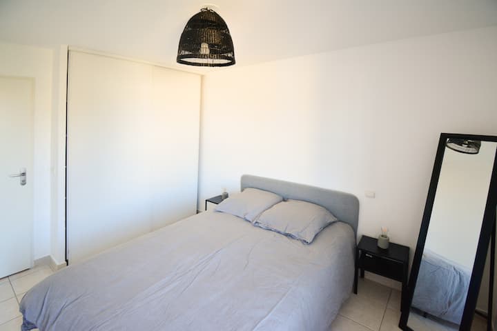 160 kitanda cha watu wawili. Vitambaa vya kitanda na taulo vimetolewa.