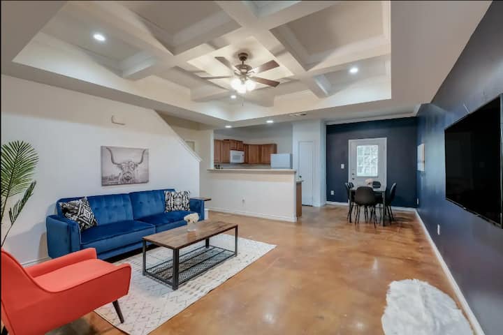 Free Driveway Parking | Washer/dryer| Fast Wi-fi - San Antonio, TX