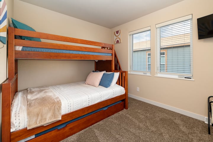 Queen bedroom with twin bunk and twin trundle