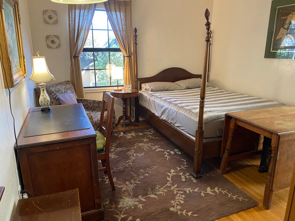 Гостинска спална соба со биро и кујничка