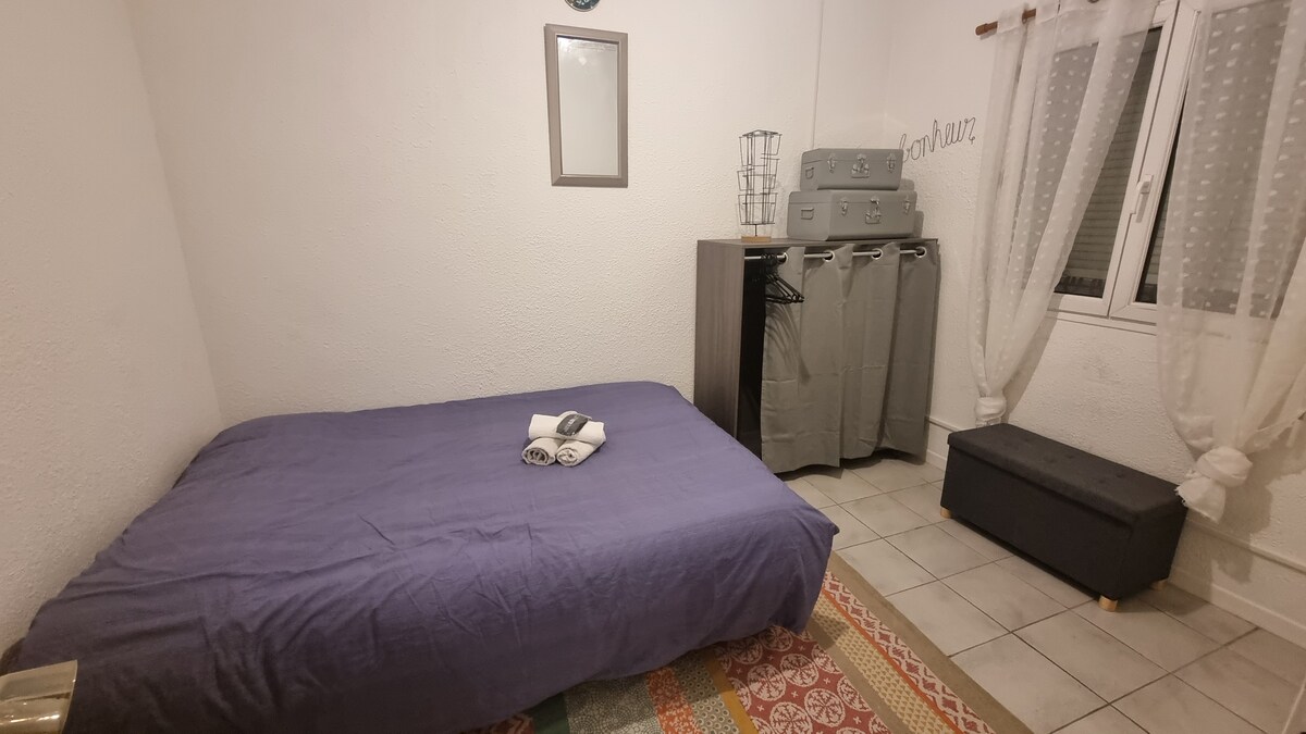 La cama es de 140x200 cm.
Es un slipfit comprado nuevo en 2023.
Un pequeño vestidor y caja de almacenamiento disponible.
Se proporcionan sábanas, fundas y edredones.