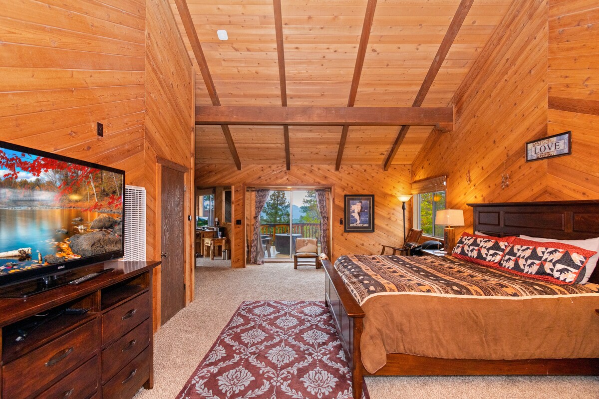 Vista de la terraza muy grande y privada de la suite principal y el dormitorio con cama tamaño king.