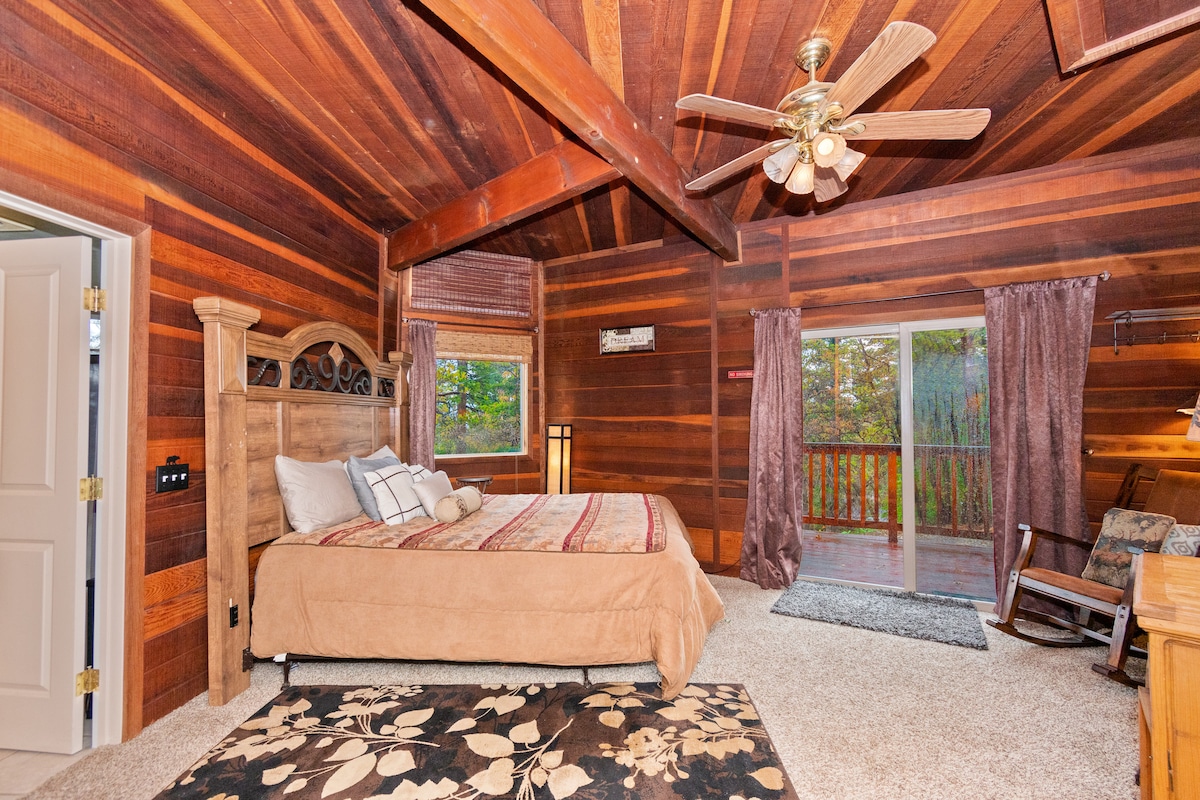 Segundo dormitorio de la suite principal en la planta baja con balcón privado.