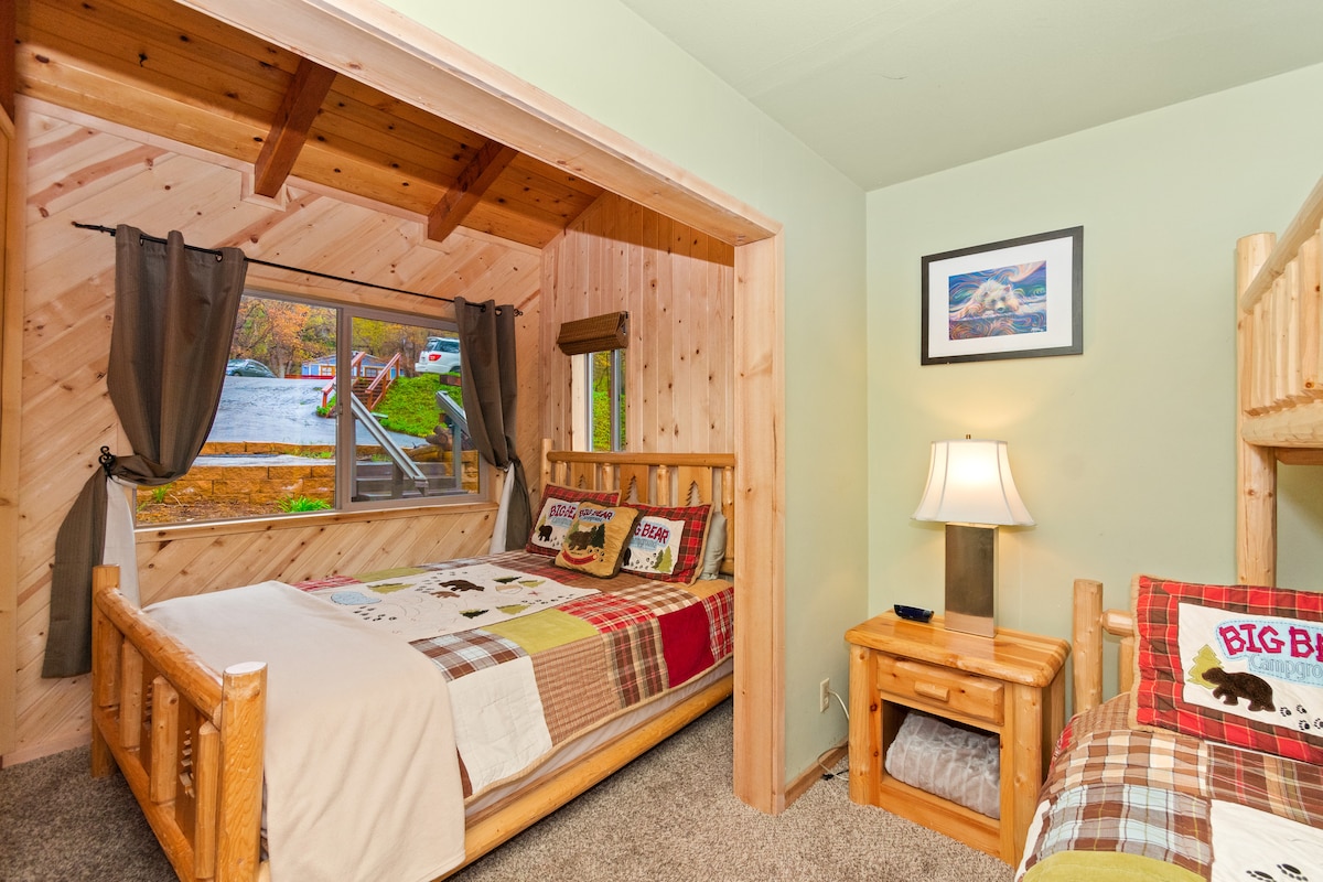 Habitación en la planta baja con dos camas queen queen y una doble en la litera superior.