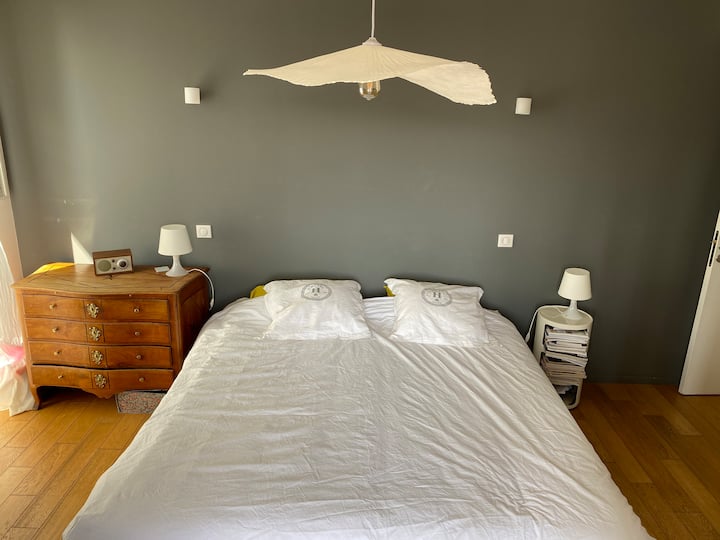 Habitación principal (cama de 180) con ducha privada 