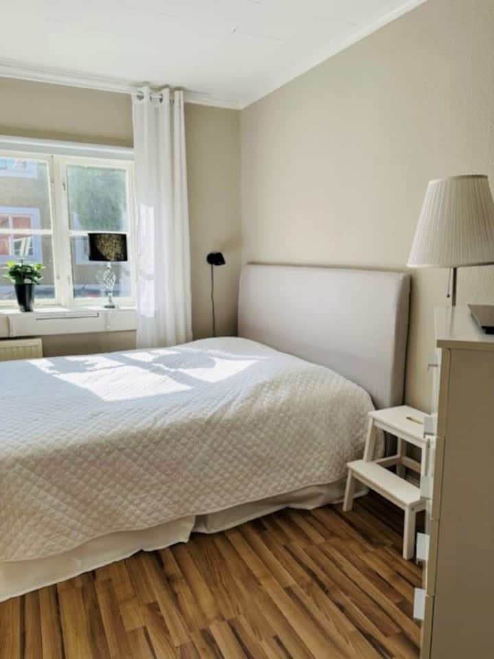 מיטה נוחה בגודל 160 ס"מ.