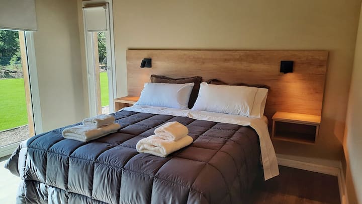 Habitación en suite con vestidor y baño