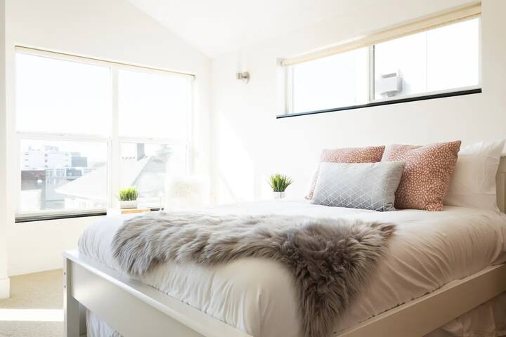 3BR Urban Oasis w/ Deck & Near Space Needle gallery image 2