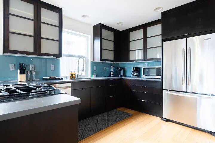 3BR Urban Oasis w/ Deck & Near Space Needle gallery image 3