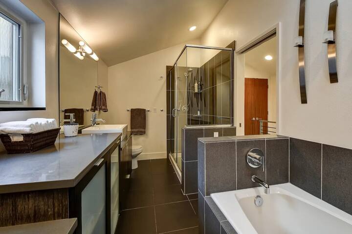 3BR Urban Oasis w/ Deck & Near Space Needle gallery image 5