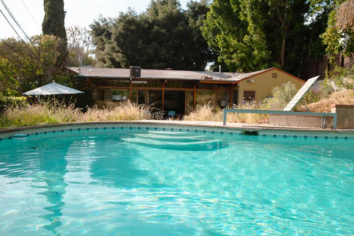 Midcentury Los Angeles Home with a Pool gallery image 2