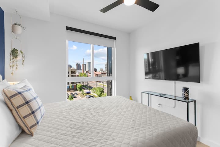 Disfruta de nuestra acogedora cama queen en nuestro hermoso apartamento. Pregunta por los descuentos para estancias largas.

Se instalaron cortinas opacas de color azul marino además de la cortina opaca. Esperando a que se tomen fotos actualizadas para actualizar el anuncio.