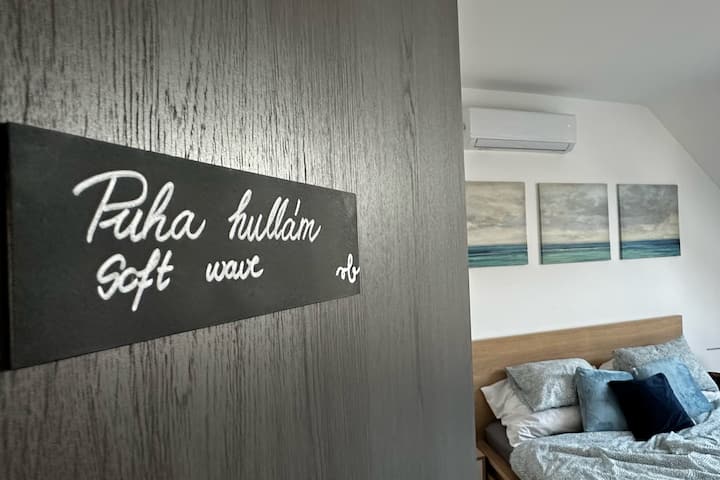 Family-friendly bedroom: queen bed, pull-out bed, and a safe crib with a fall protection bar.
The room's layout allows parents and children to sleep in the same space while still enjoying a comfortable night's rest.