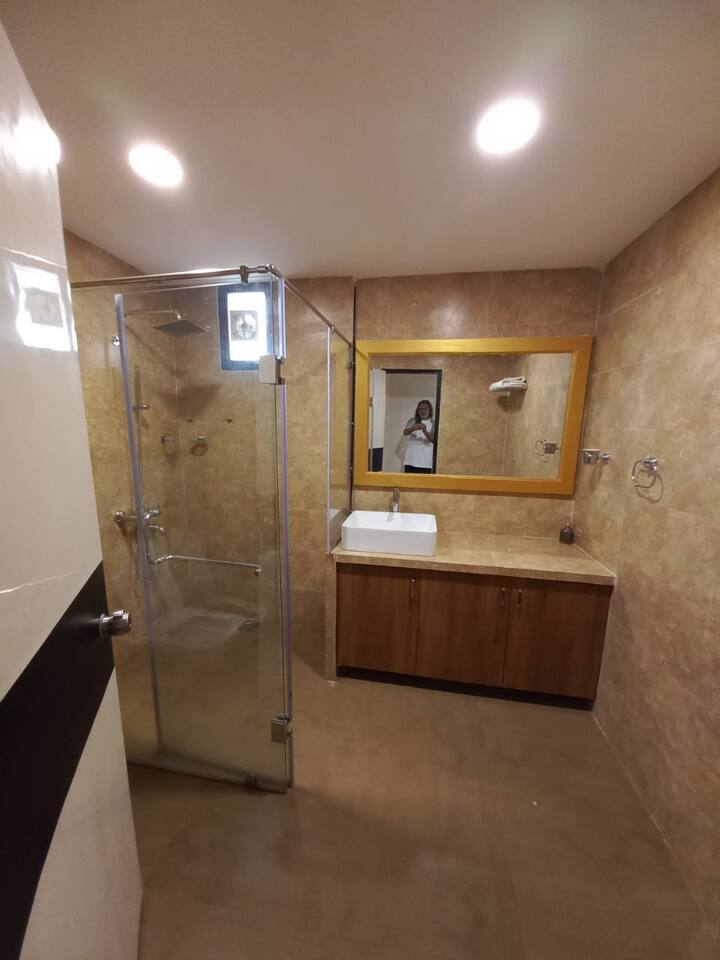 Full bathroom image 1
