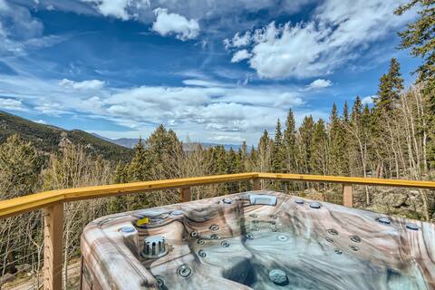 The Bear Cave, Hot tub w/ Mountain Views