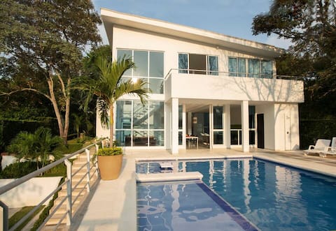 Rest in Girardot, private pool and Wi-Fi