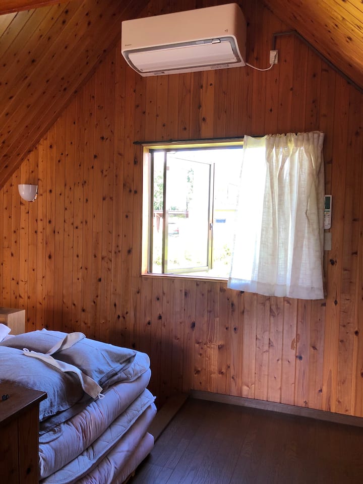 2ème étage - [2 lits] Loft · Ensemble Futon -

Il y a 4 futons.

Parce que ce sera tout le plancher de la pièce,
Merci de garder deux futons empilés lorsque vous dormez.