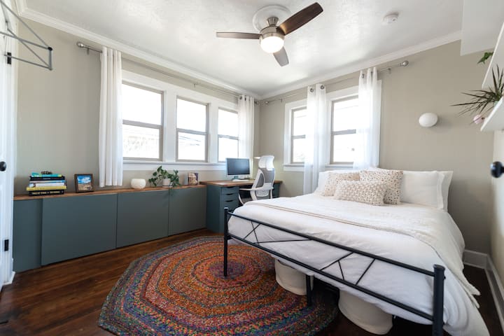 Segundo dormitorio con cama completa, ropa de cama de lujo e increíble luz natural. La habitación también sirve como oficina opcional para los huéspedes. (Nota: el monitor se puede suministrar bajo petición). ¡La estantería personalizada alberga un montón de juegos para divertirse más!