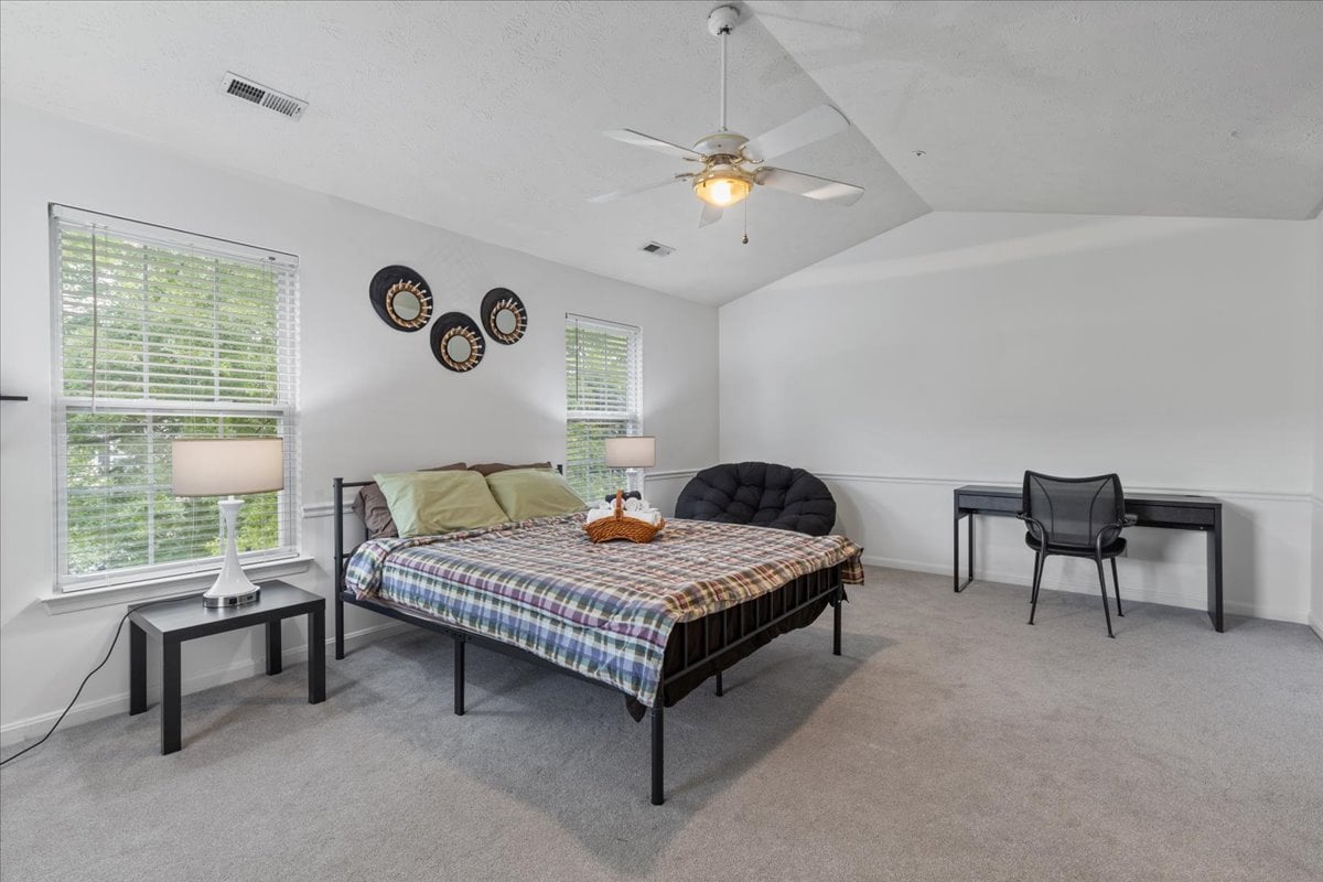 Tu precioso y limpio y hermoso dormitorio principal de la suite Queen con una alfombra nueva y dobles con ventanas anchas te espera. Con una acogedora y cómoda cama Big Queen, junto con todas tus sábanas, almohadas, sábanas, una cesta de toallas, etc. cuando llegues:)   