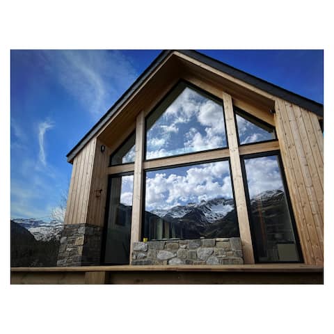 Cottage facing the mountains