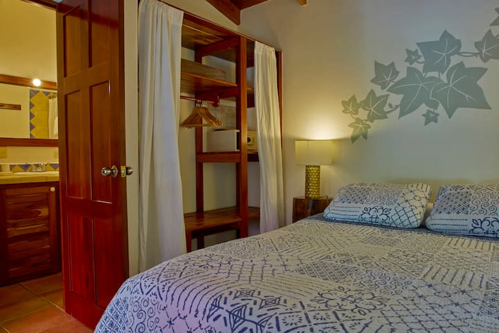 Queen Room - Bedroom