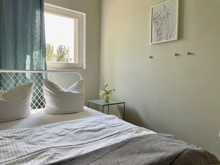 Dormitorio con cama matrimonial de 140 cm