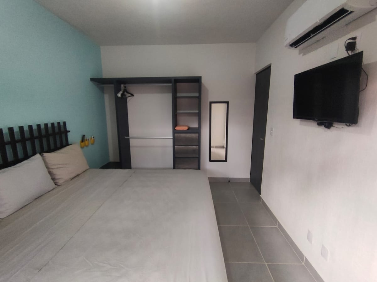 КАМЕРА 2. БРАЧЕН КРЕВЕТ (ШИРОК 150-179 СМ), SMARTV, КЛИМА УРЕД, ПЛАКАР И ОГЛЕДАЛО.