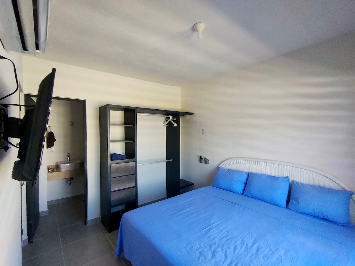 ГЛАВНА СПАЛНА СОБА СО БРАЧЕН КРЕВЕТ (ШИРОК 150-179 СМ) И СОПСТВЕНА БАЊА, SMARTV И КЛИМА УРЕД