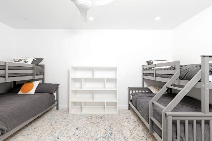 Четвърта спалня : двуетажно легло тип „трилогия“ (двойно легло с единично легло отгоре)