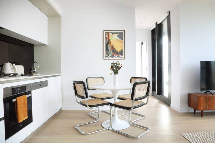 Mid Century 2 Bed 2 Bath Apt gallery image 2