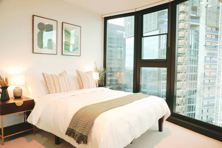 Mid Century 2 Bed 2 Bath Apt gallery image 4