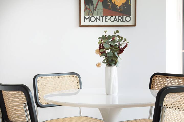 Mid Century 2 Bed 2 Bath Apt gallery image 5