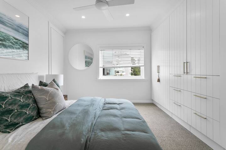 Luxury Manly Oceanfront Getaway gallery image 5