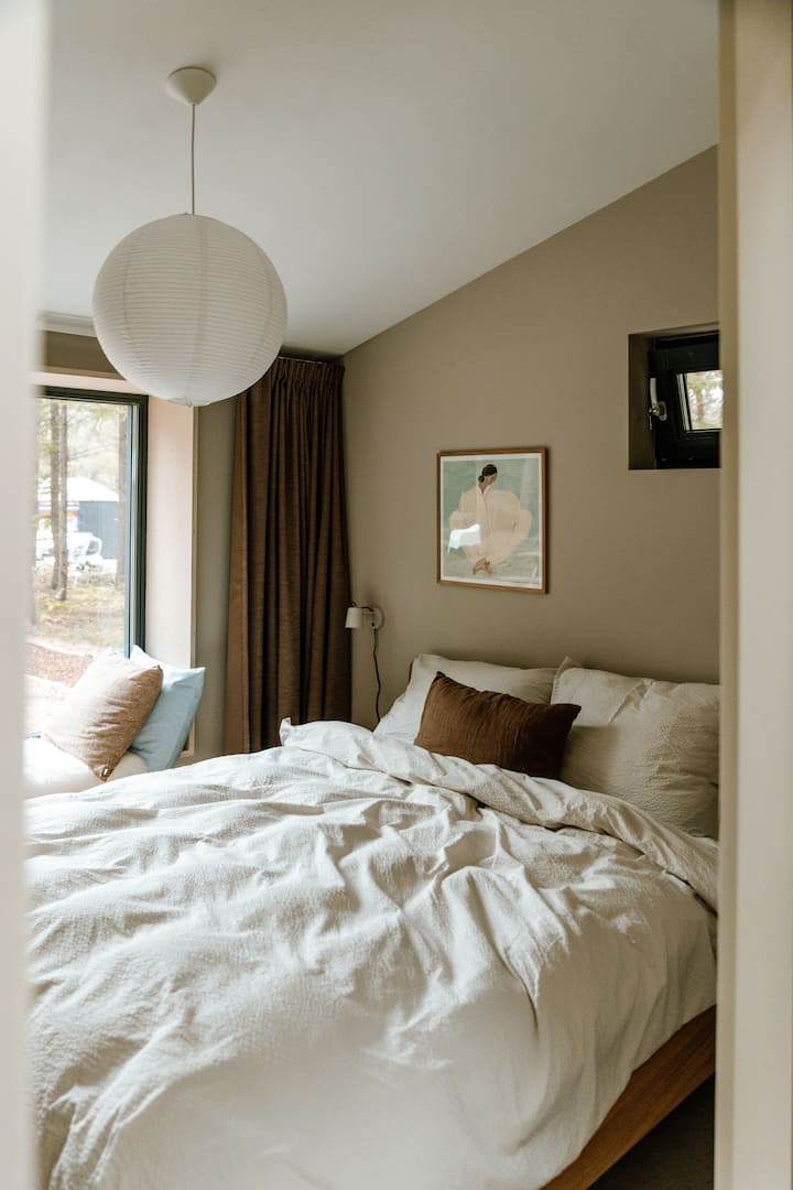 een van de twee tweepersoons slaapkamers. Met comfortabel opgemaakt bed van Loof en goede matrassen (ook vanLoof).
In deze kamer vind je een bloemkozijn om lekker in te zitten.
Er is een kast met ophangruimte.