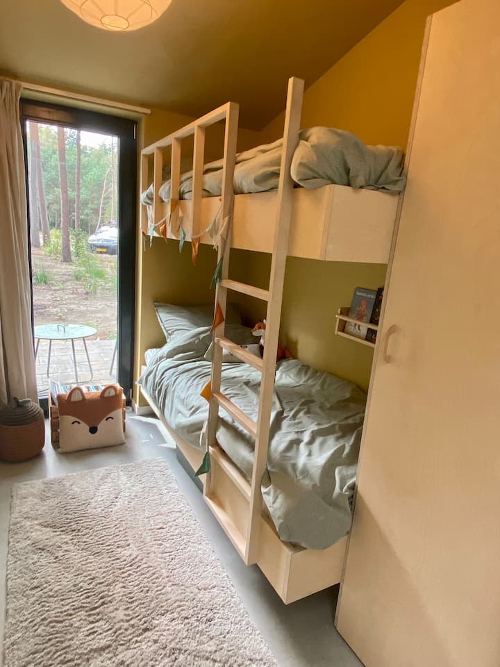 Hele fijne kamer met stapelbed.
Bedden van 80x200.
Bij het onderste bed is ook een bedhekje beschikbaar.
Onder het bed liggen bakken met speelgoed en er zijn kinderboeken om heerlijk voor te lezen (of zelf te lezen).
