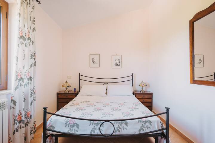 Third double room on the upper floor with queen size bed, smart TV and window overlooking the mountains and Mount Terminillo.